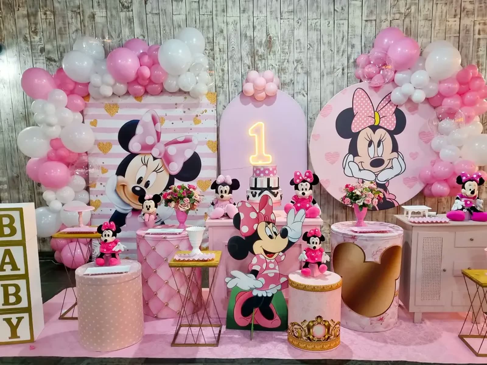 Decoração rosa da Minnie para primeiro aninho