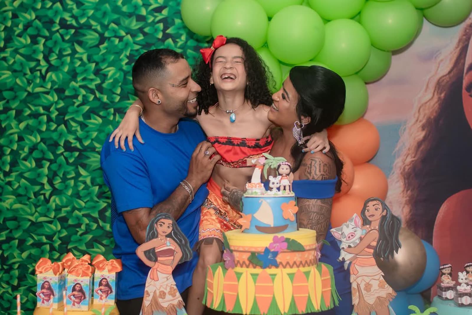 Família comemorando aniversário infantil com tema Moana