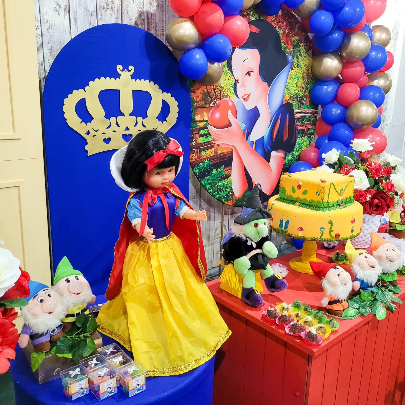 Mesa decorada com tema Branca de Neve