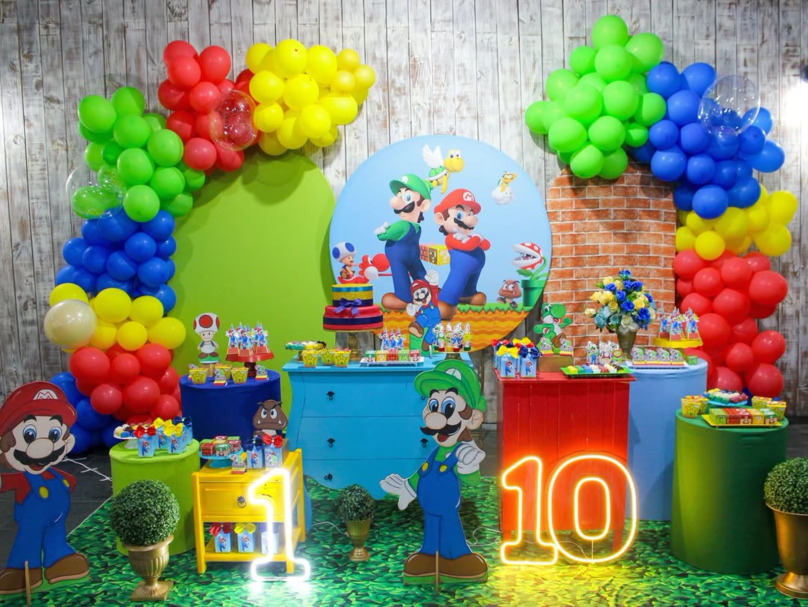Mesa de festa infantil com balões coloridos